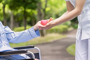 必要に応じて随時生活支援を行います。突然の怪我や病気などの緊急入院の時の「緊急支援」、病院などへの付き添いや、立ち合いなどの「特別支援」、さまざまな事務手続きからの日常の生活支援までの「一般支援」があります。