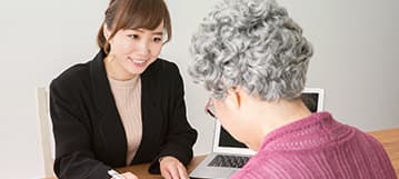 担当の弁護士を選定していただき、弁護士同席のもと契約をします。弁護士の候補がいない場合はご相談ください。